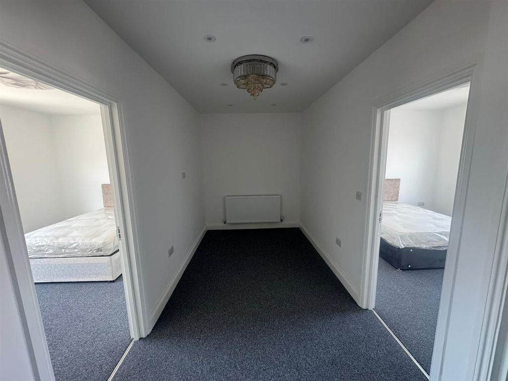 Property photo 1 of 5 2 Bed - North Road