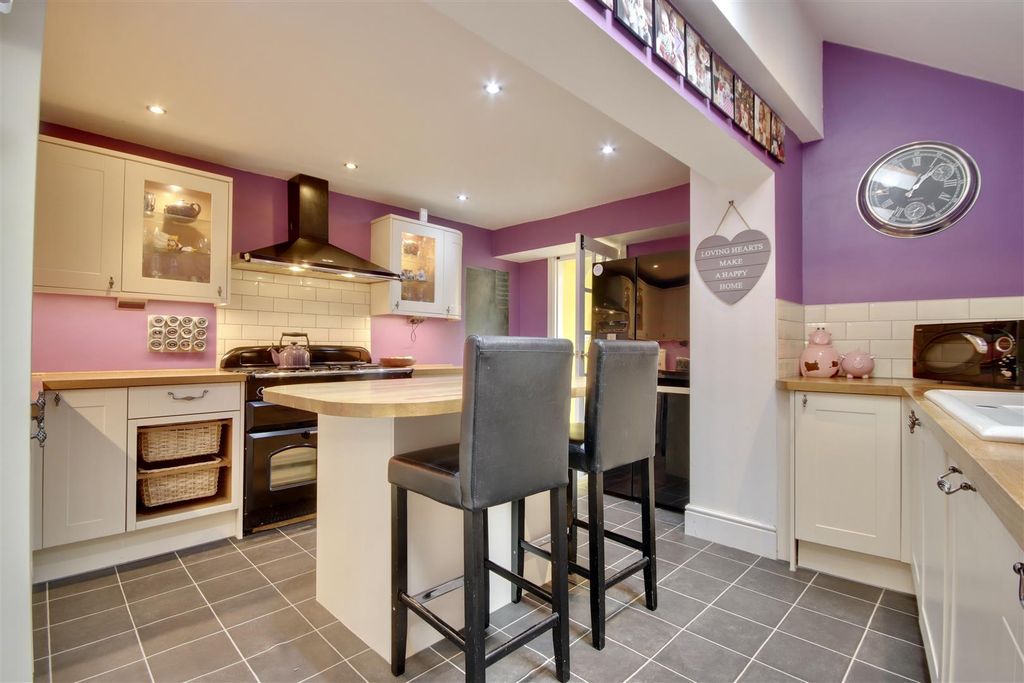 Property photo 3 of 18 Kitchen