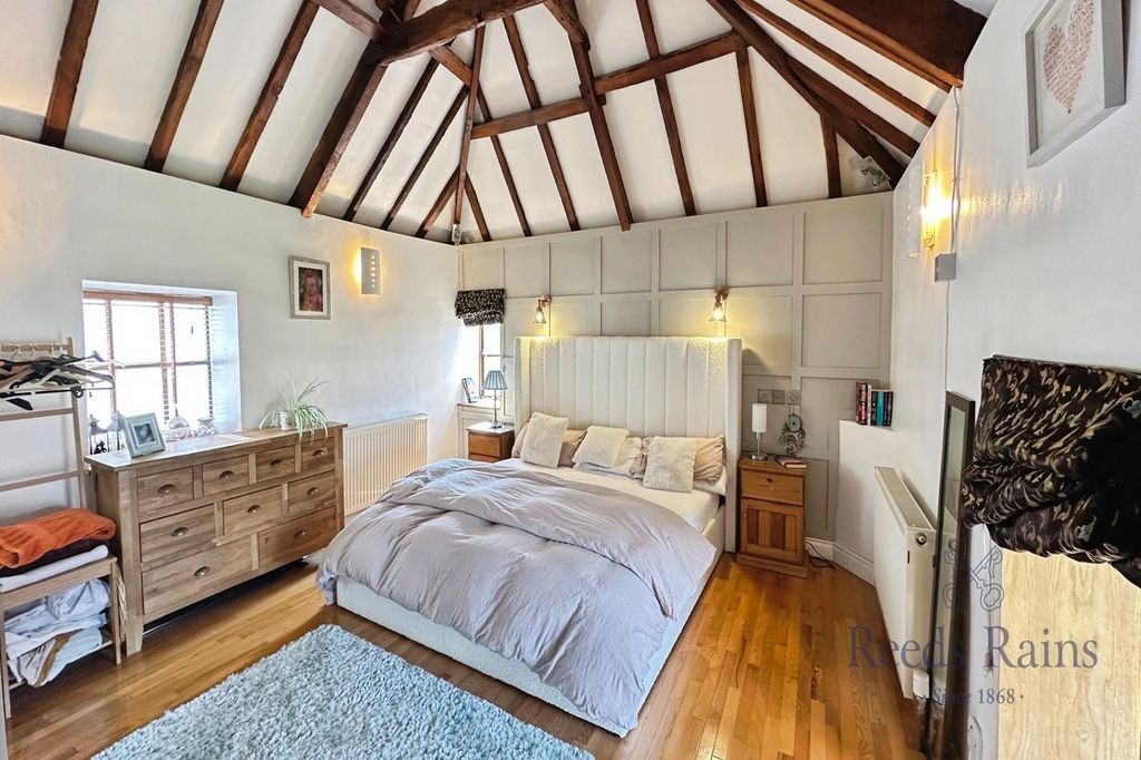 Property photo 2 of 31 Main Bedroom