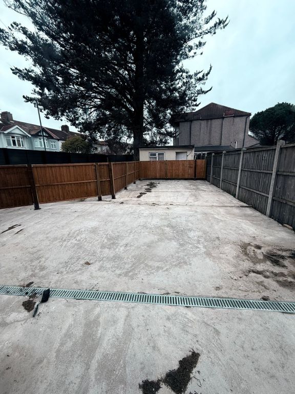 Property photo 1 of 8 Three Bedroom Ground Floor Flat Close To Redbridge Station -