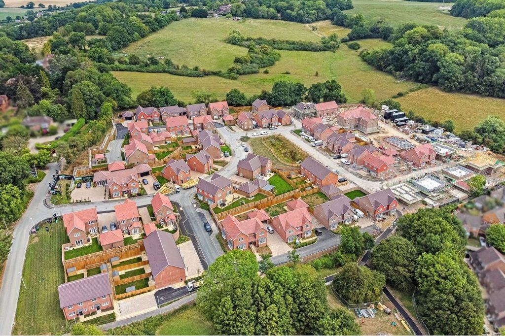 Property photo 3 of 16 Knights Grove, Newbury