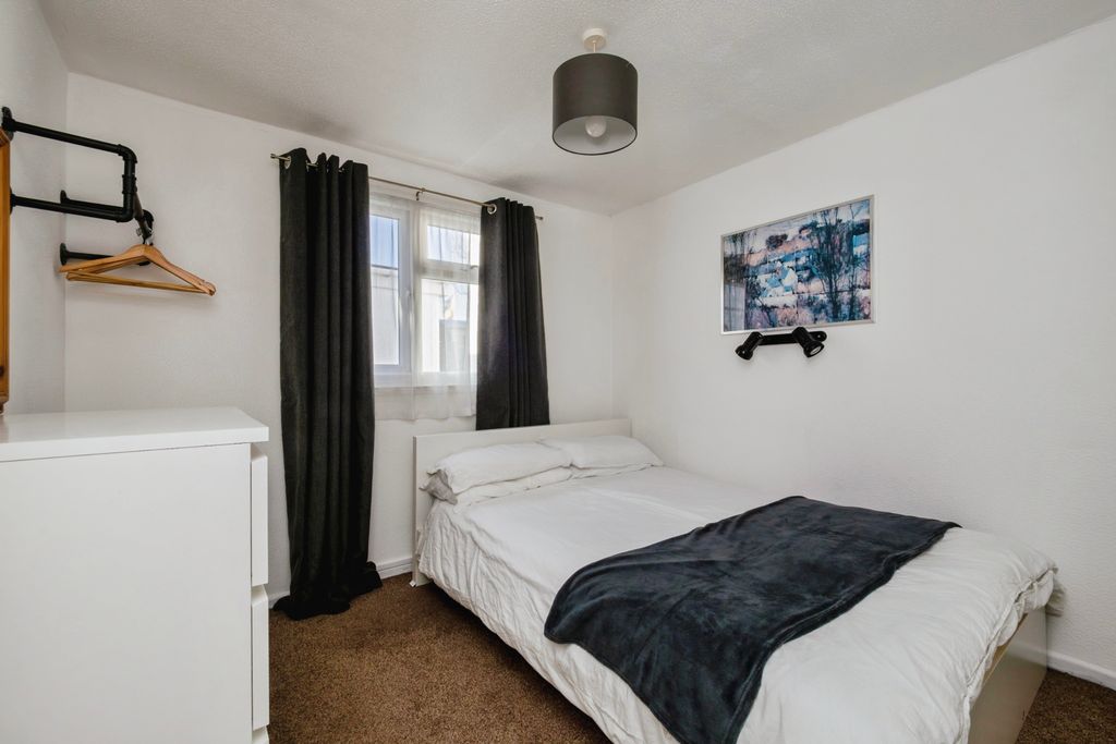 Property photo 3 of 15 Bed 1