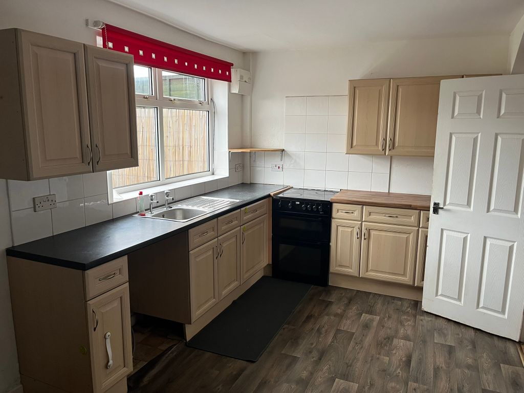 Property photo 3 of 8 Dining Kitchen