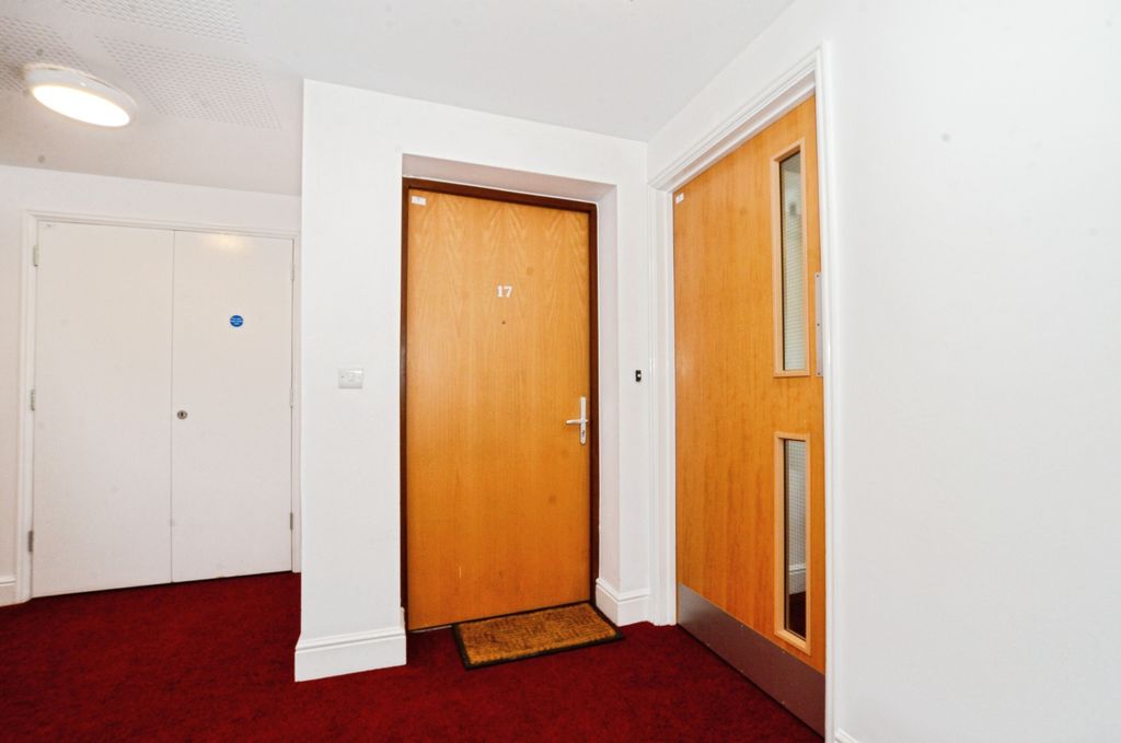 Property photo 3 of 19 Entrance Hall