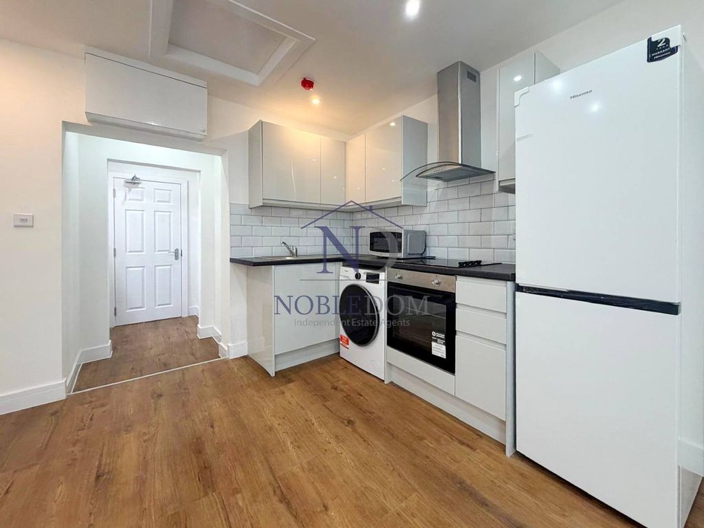 Property photo 1 of 5 Ground Floor Studio Flat In Hounslow