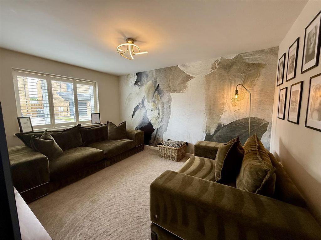 Property photo 2 of 17 Lounge
