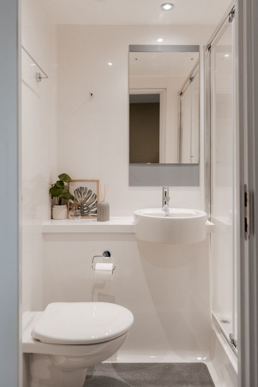 Property photo 2 of 11 Bathroom