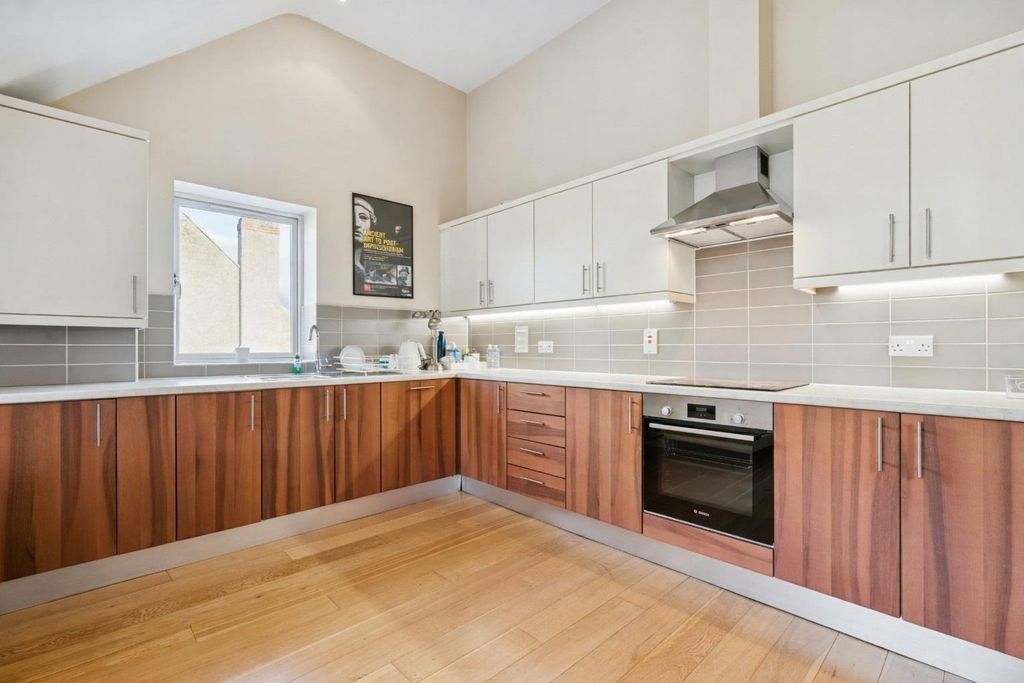 Property photo 2 of 11 Kitchen