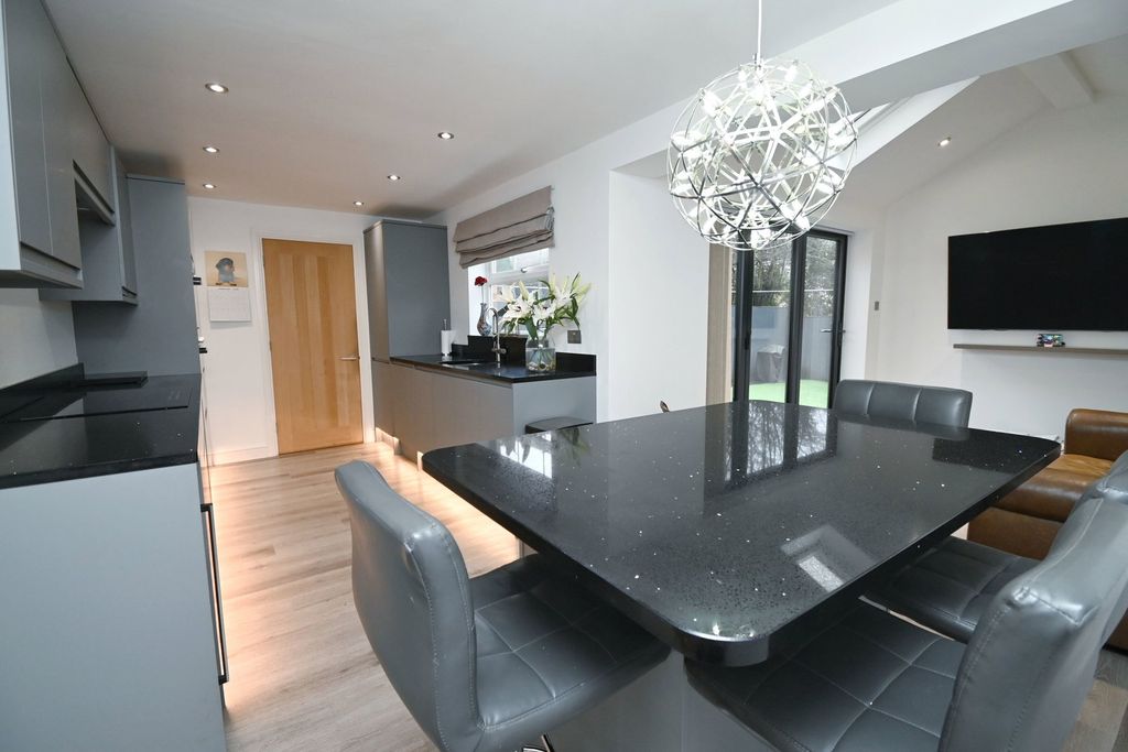 Property photo 2 of 25