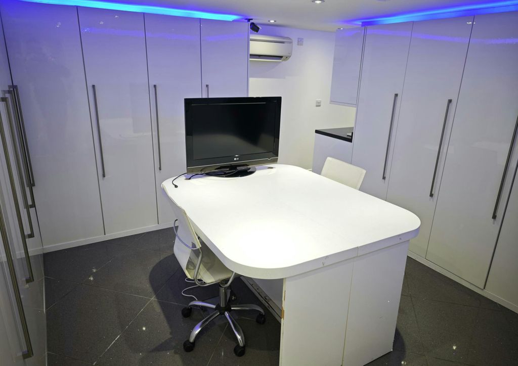 Property photo 3 of 8 06_Bluelit_Room.Png