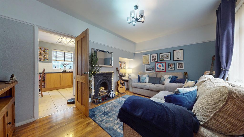 Property photo 3 of 26 Rennie Avenue Living Room