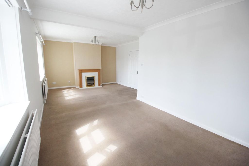 Property photo 3 of 18 Lounge Diner New.Jpg