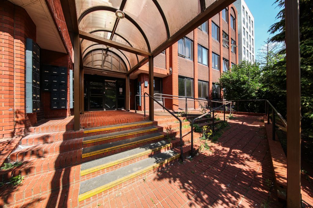 Property photo 1 of 2