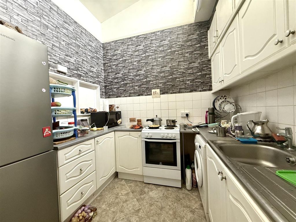 Property photo 3 of 10 Kitchen