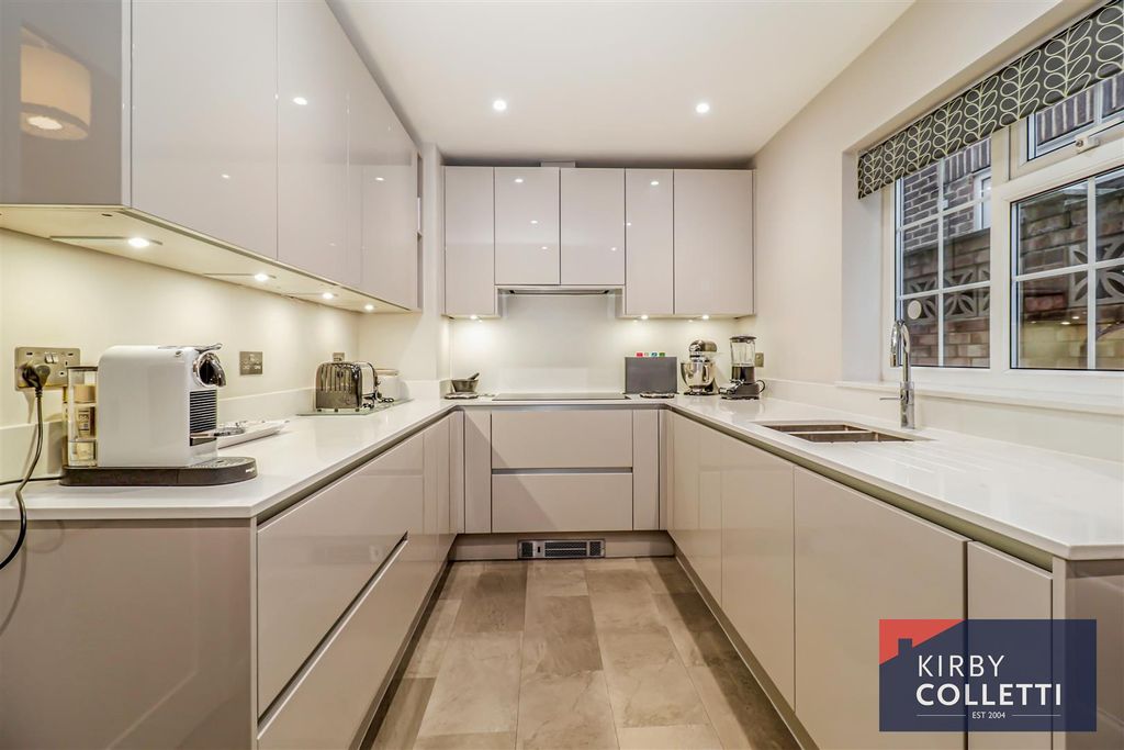 Property photo 2 of 28 Re Fitted Kitchen