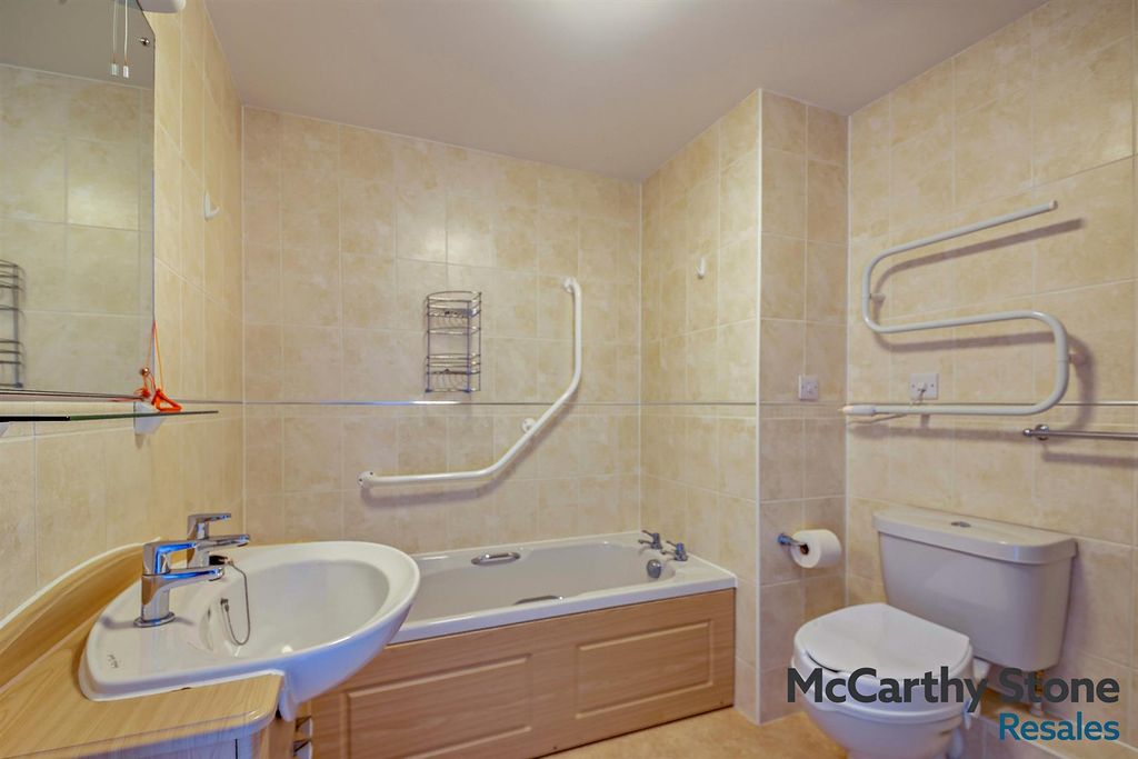 Additional image 9 of 2 bed flat for saleBenedict Court, Western Avenue, Newbury, Berkshire RG14
