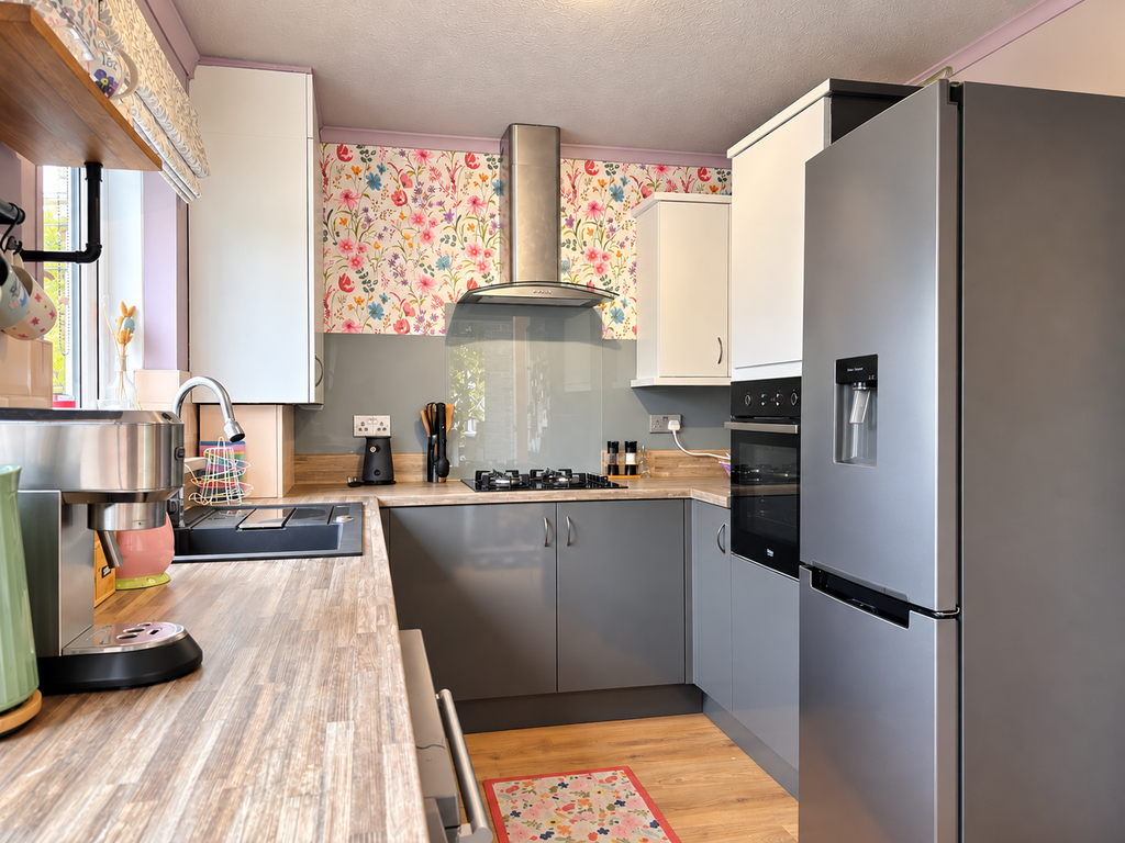 Property photo 3 of 8 Kitchen