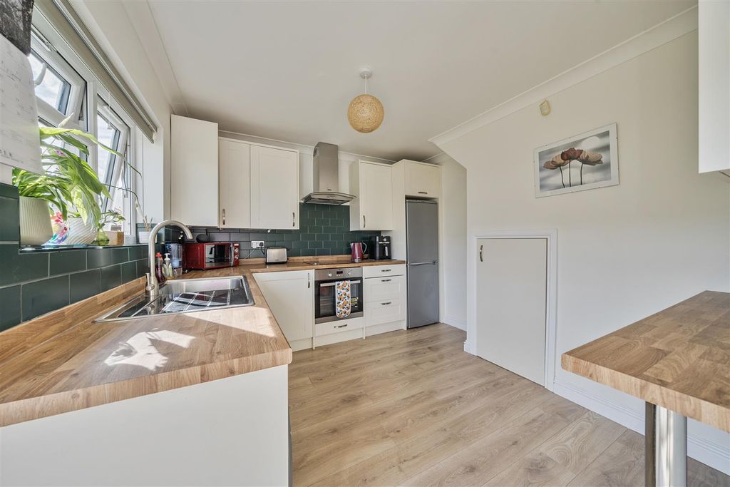 Property photo 3 of 19 Kitchen/Breakfast Room