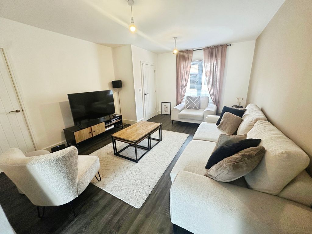 Property photo 2 of 16 Lounge