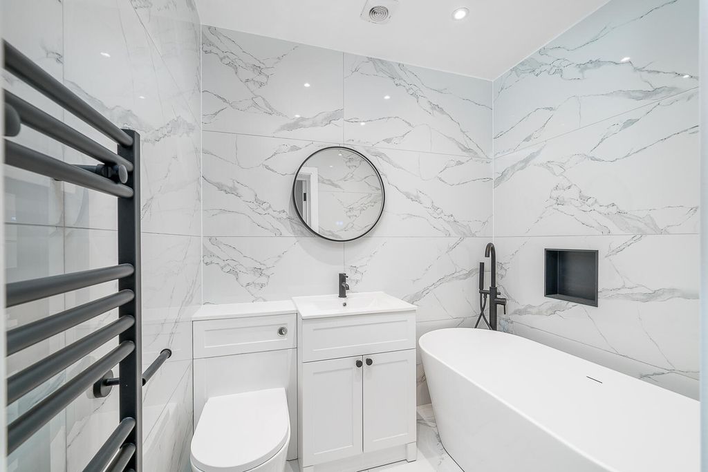 Property photo 2 of 14 Bathroom