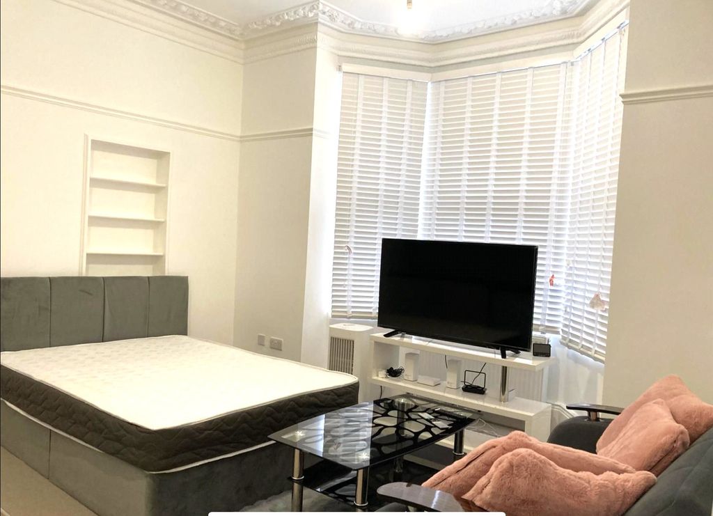 Property photo 2 of 10 Room