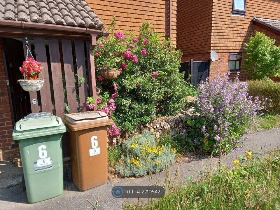 Property photo 3 of 6 Front Garden In Full Bloom!