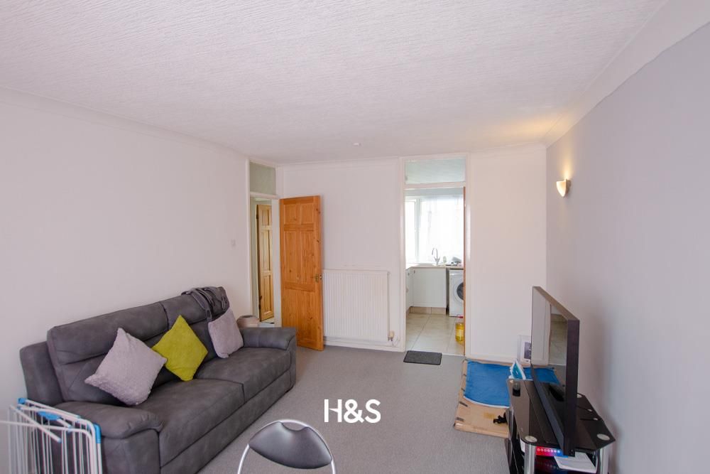 Property photo 2 of 9 57 Selby - Lounge.Jpg