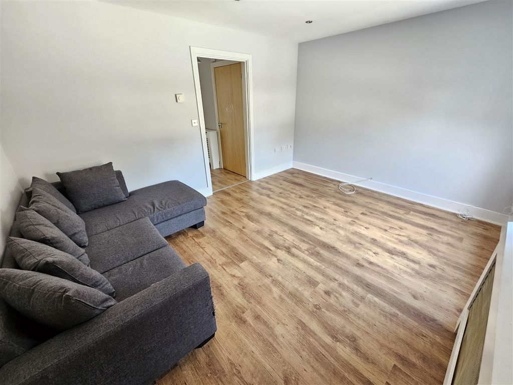 Property photo 2 of 18 Lounge.Jpg