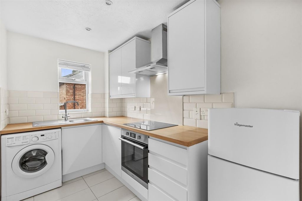 Property photo 2 of 14 43 Sovereign Court, Totteridge Ave, Hp13 6XL-5.Jpg