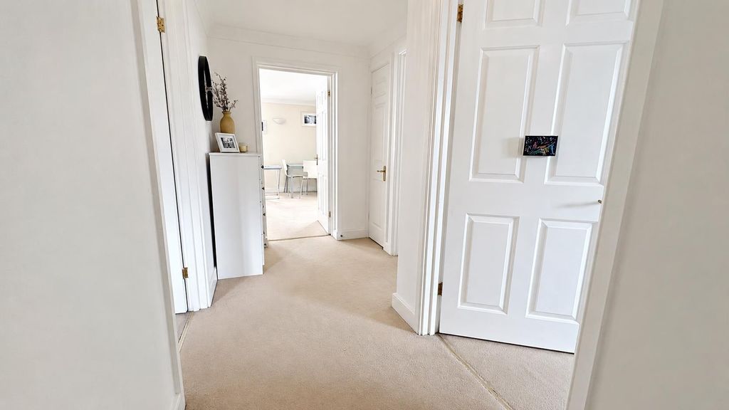 Property photo 3 of 14 Entrance Hallway