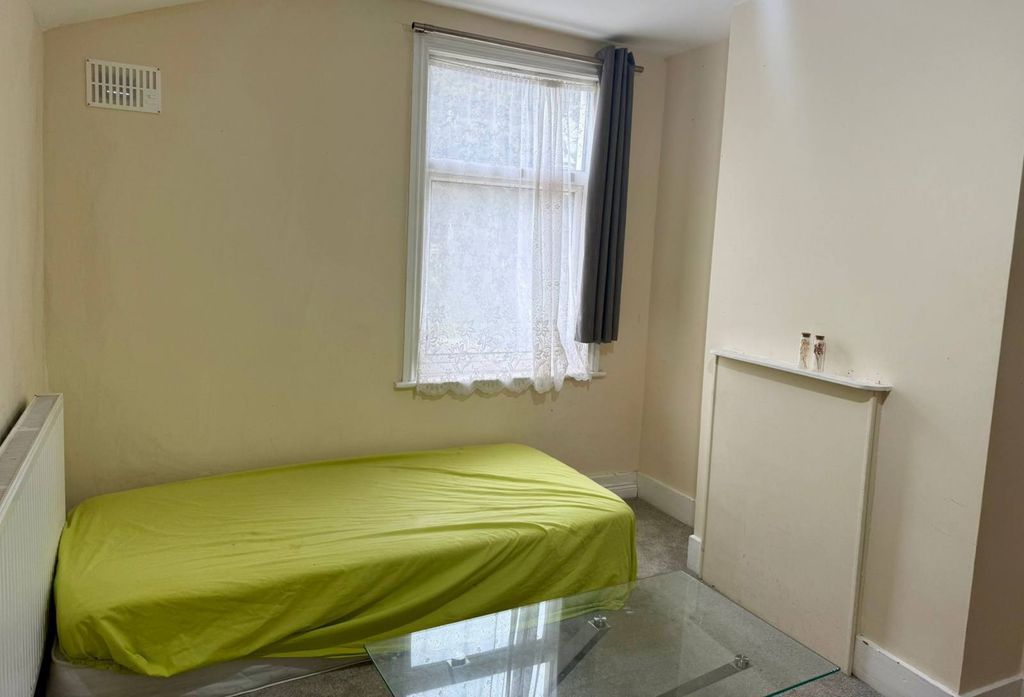 Property photo 1 of 2 Loft Room For Single Female In A Shared Family House- Ilford