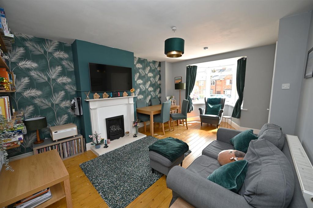 Property photo 2 of 21 Lounge.Jpg