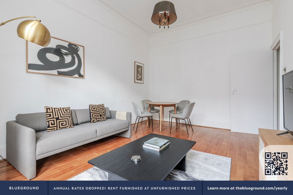 Property photo 3 of 20 Living Room