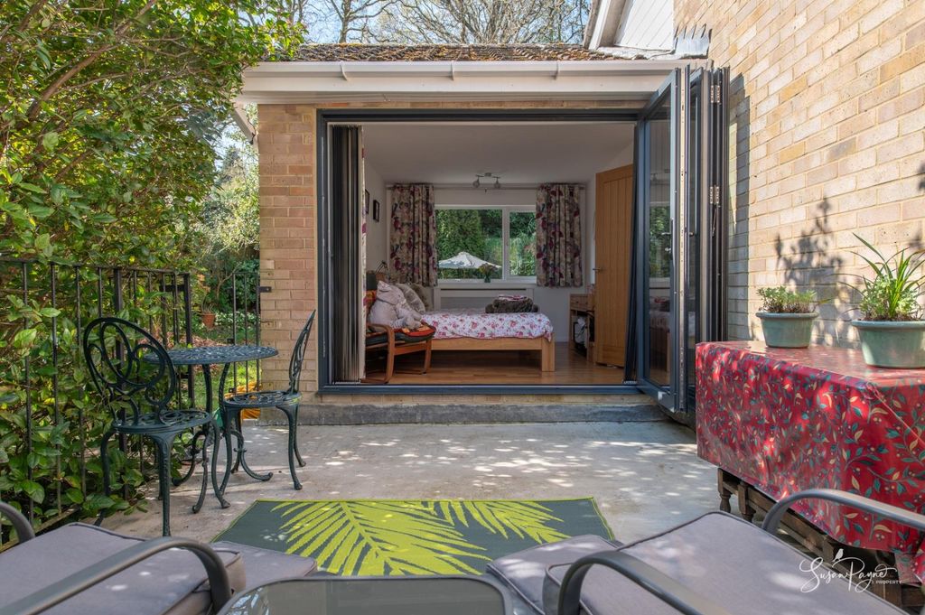 Property photo 2 of 32 Terrace