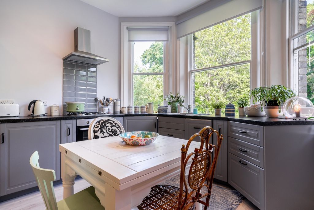 Property photo 3 of 11 Netherhall Garden...