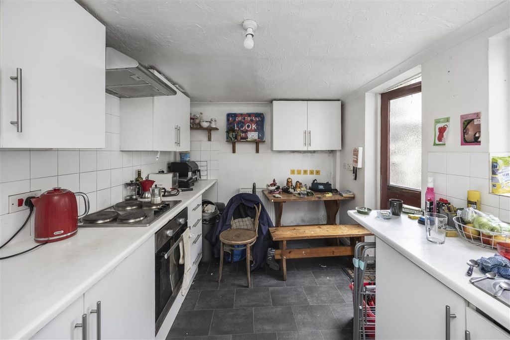 Property photo 2 of 10 Kitchen