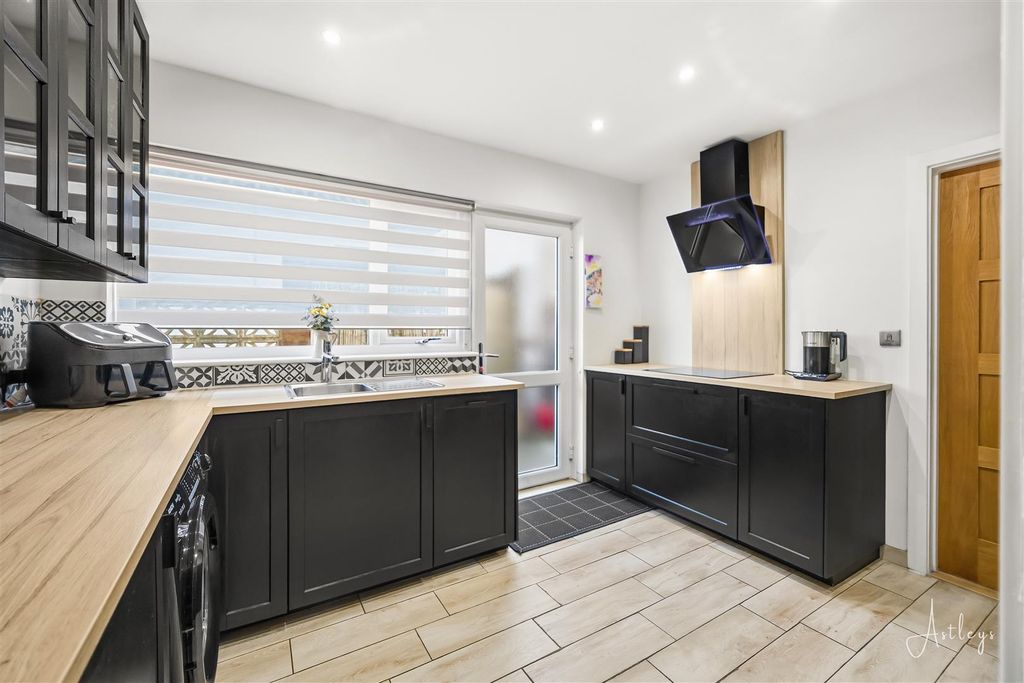 Property photo 3 of 22 Kitchen