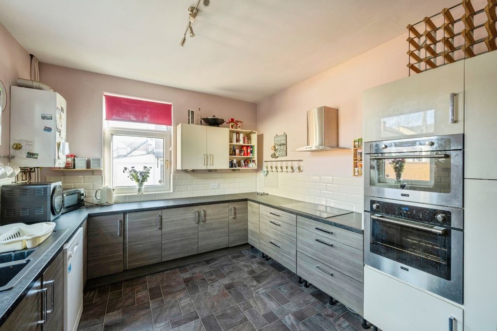 Property photo 3 of 17 Kitchen