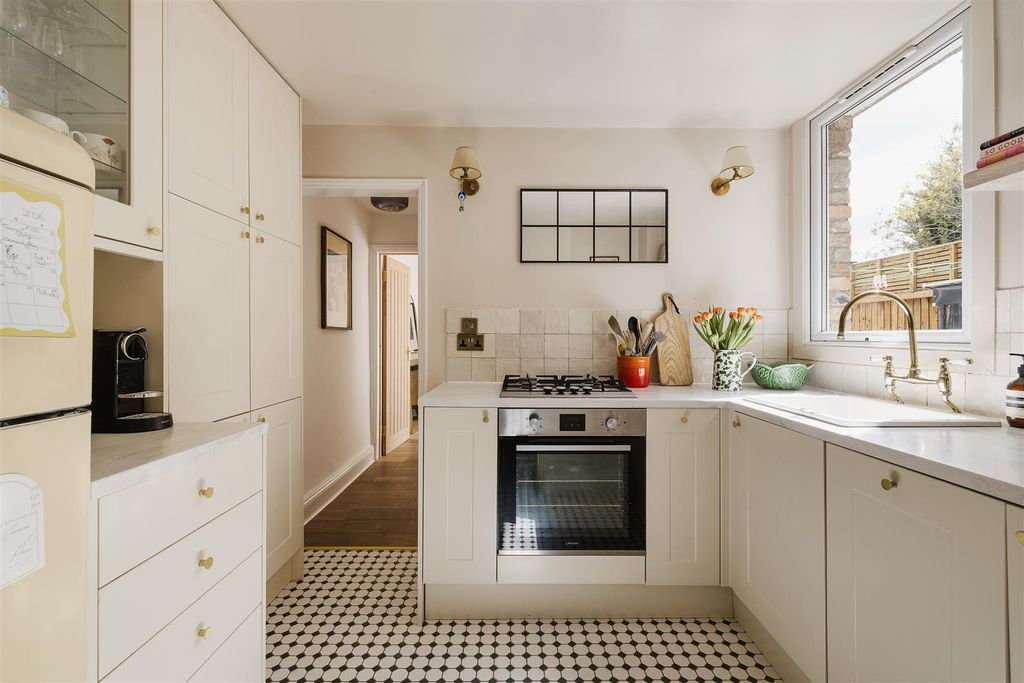 Property photo 3 of 36 Carnarvon Road, E18