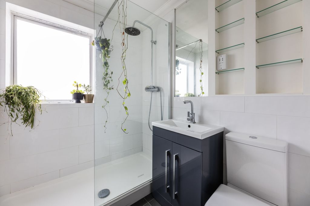 Property photo 3 of 11 Bathroom