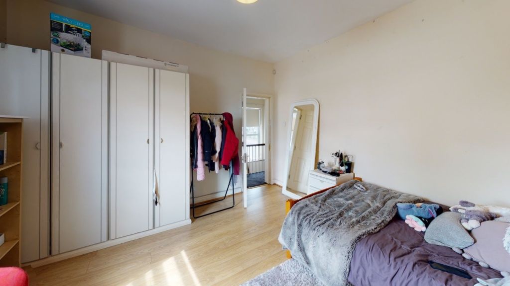 Property photo 3 of 7 A Bright And Tidy Double Bedroom Featuring Light W...
