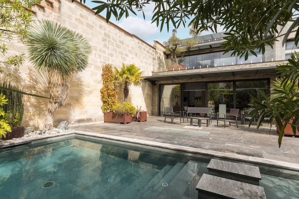 Property photo 1 of 13 Architect-Designed Limestone Residence – 5 Bedrooms, Swimming Pool &amp; Garage