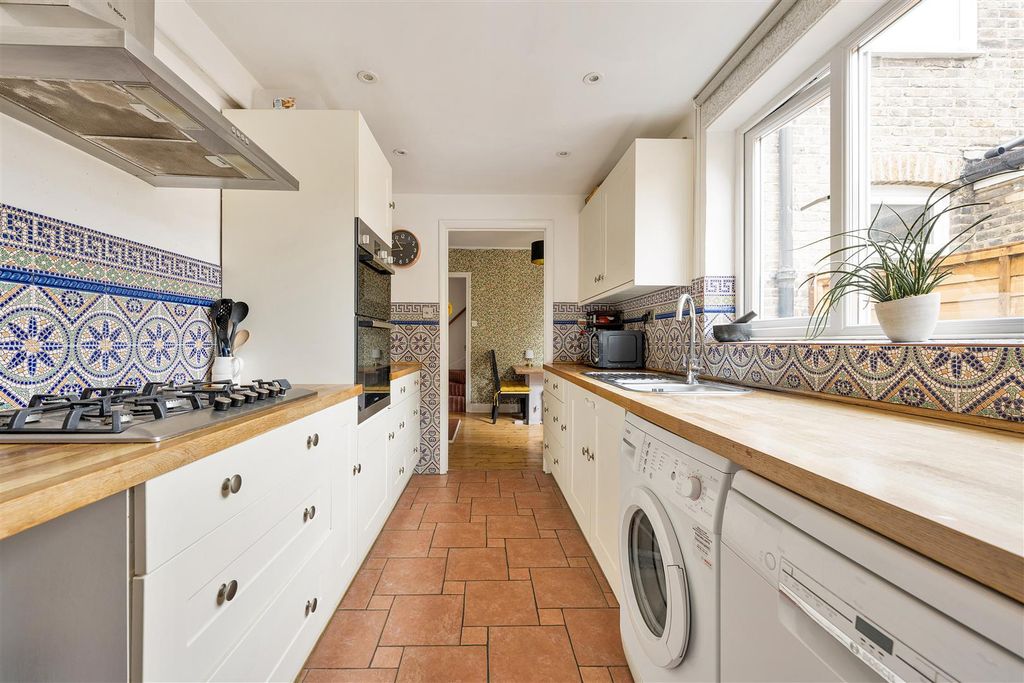 Property photo 3 of 24 Brookscroft, E17
