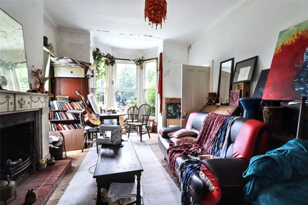 Property photo 3 of 11 Living Room