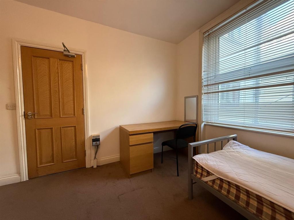 Property photo 3 of 8 Room