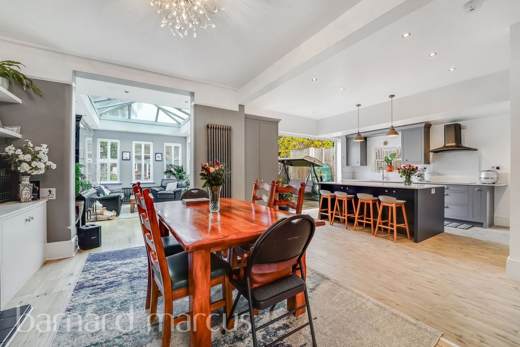 Property photo 2 of 8 Kitchen