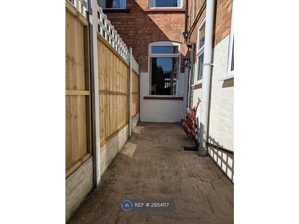 Property photo 3 of 14 Entrance Courtyard
