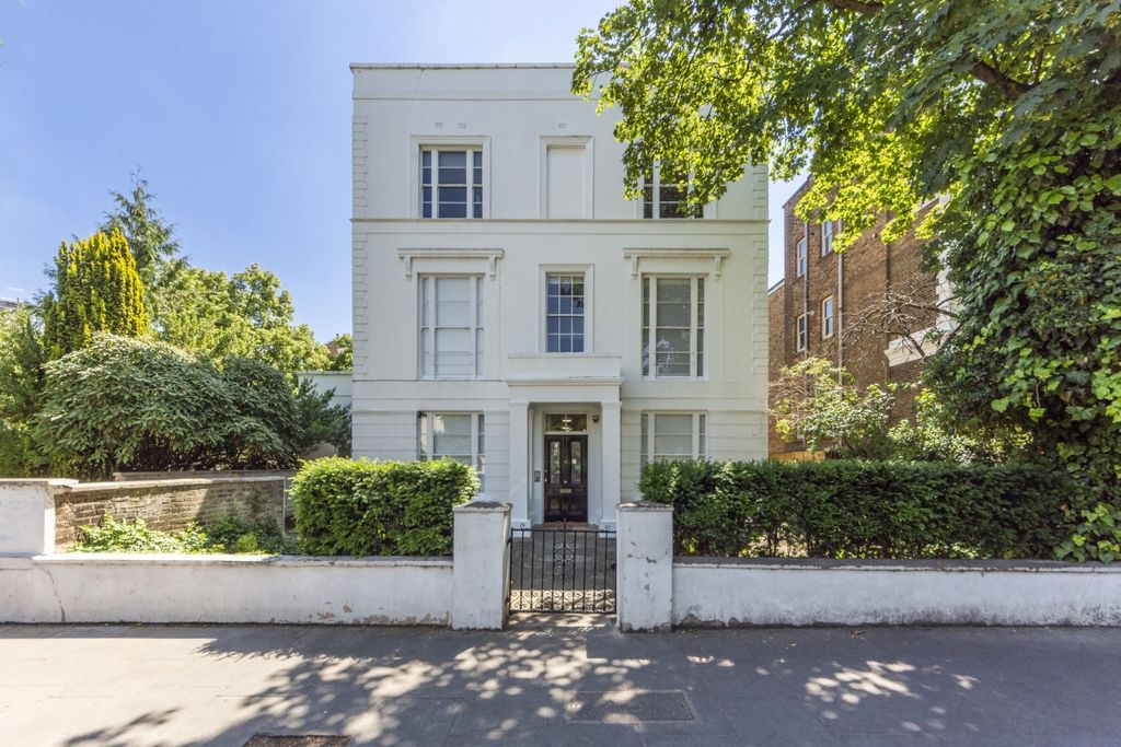 Property photo 3 of 8 External