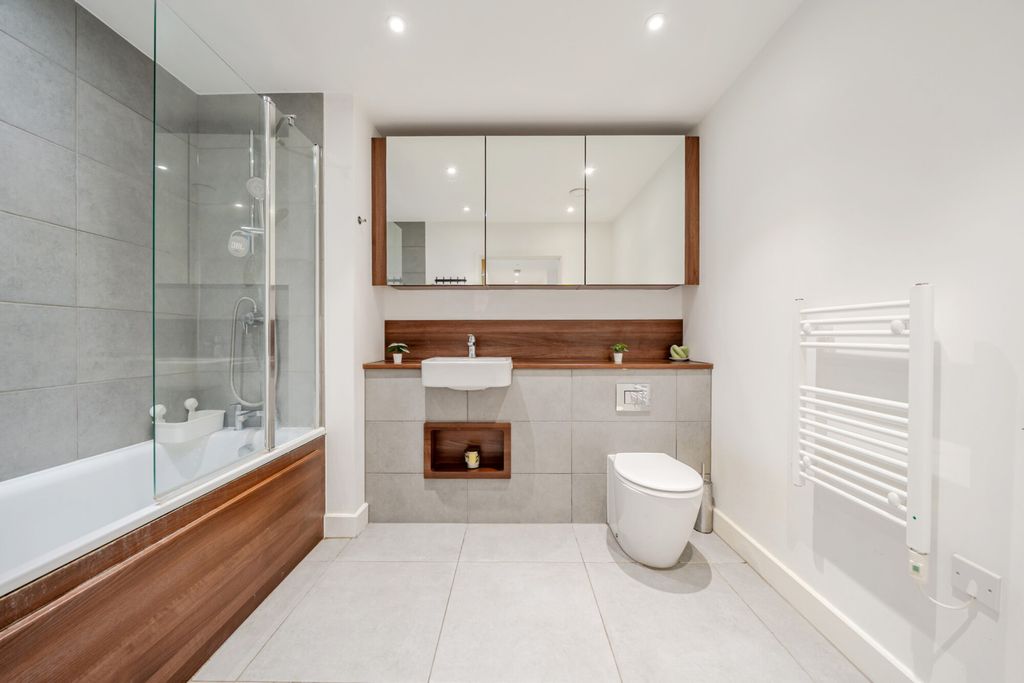 Property photo 3 of 14 Bathroom