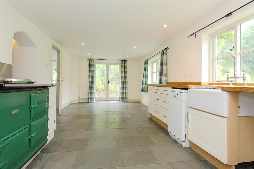 Property photo 3 of 24 Castle House Ph2099.Jpg